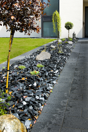 Garten: Terasse, Mauer, Steinbeete